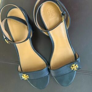 Tory Burch chunk heel wraparound strap sz 9.5 in black